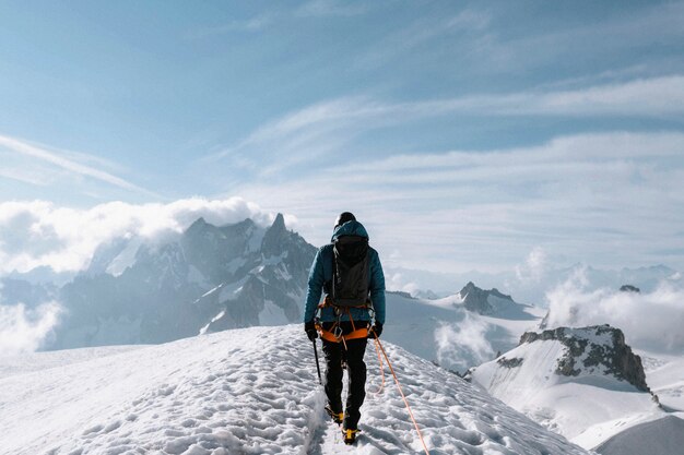 Turysta wspinający się na Aiguille du Midi