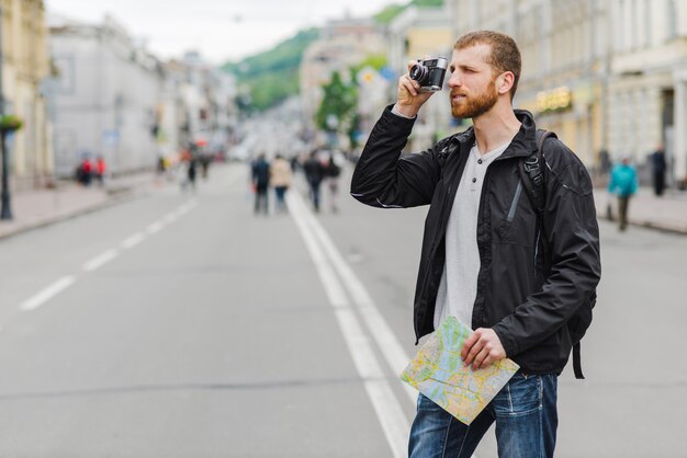 Turystyczne z mapą i aparatem fotograficznym