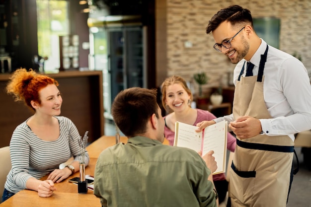 Bezpłatne zdjęcie tutaj zajrzyj do naszego menu