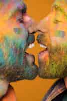 Bezpłatne zdjęcie twarzą w twarz szczęśliwi homoseksualni mężczyźni w tęczowej farbie