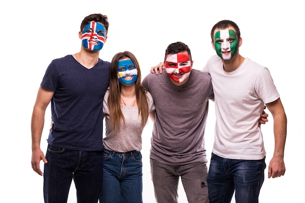 twarze fanów piłki nożnej pomalowane na kibiców reprezentacji Chorwacji, Nigerii, Argentyny, Islandii