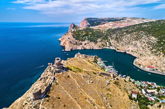 Twierdza Cembalo Nad Zatoką Balaklava Na Morzu Czarnym W Pobliżu Sewastopola Krym Ukraina Spór Rosja Premium Zdjęcia