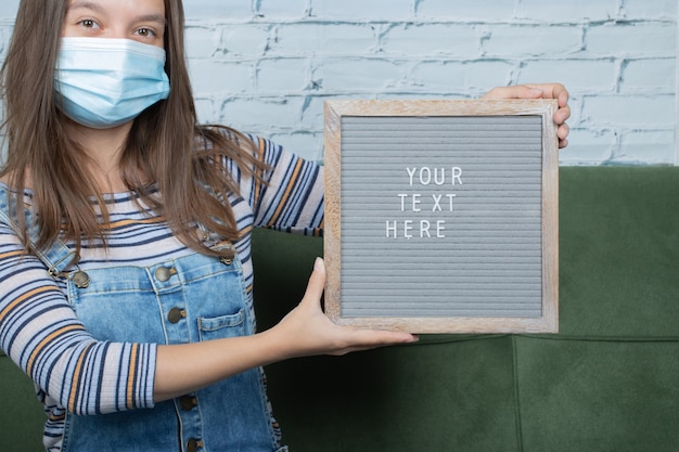 Twój tekst tutaj plakat w dłoni dziewczyny dotyczący pandemii