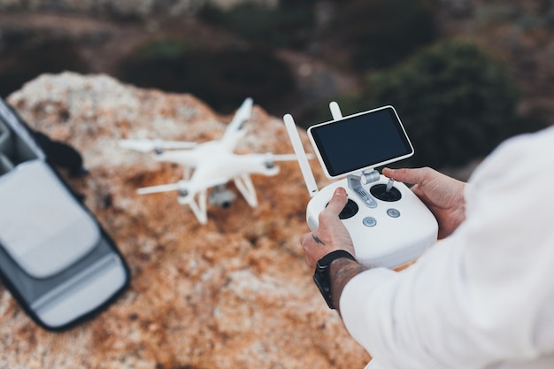Twórca i fotograf fotografii lotniczych przygotowuje drona do lotu