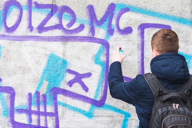 Tylni Widok Mężczyzna Rysunku Graffiti Na ścianie