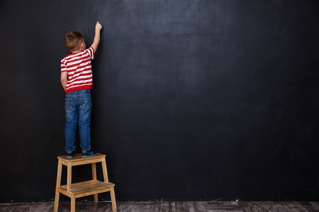 Tylny Widok śliczny Małe Dziecko Chłopiec Writing Z Kredą