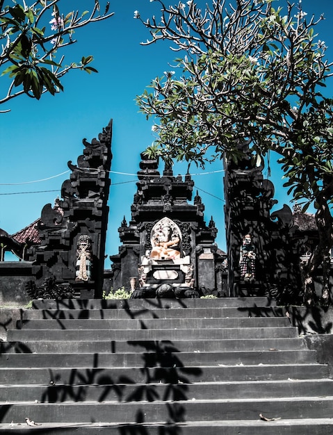 Typowa Balijska świątynia Hinduska Brama Schodowa I świątynia Ubud Bali Indonezja