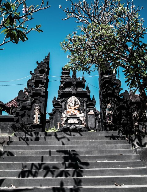 Typowa Balijska Świątynia Hinduska Brama Schodowa i Świątynia Ubud Bali Indonezja