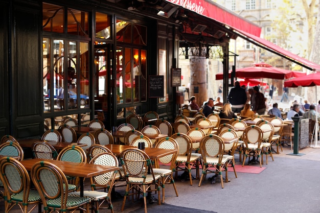 Typowa Scena Kawiarni W Paryżu