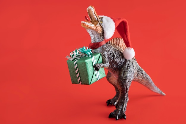 Bezpłatne zdjęcie tyrannosaurus rex trzyma obecne pudełko
