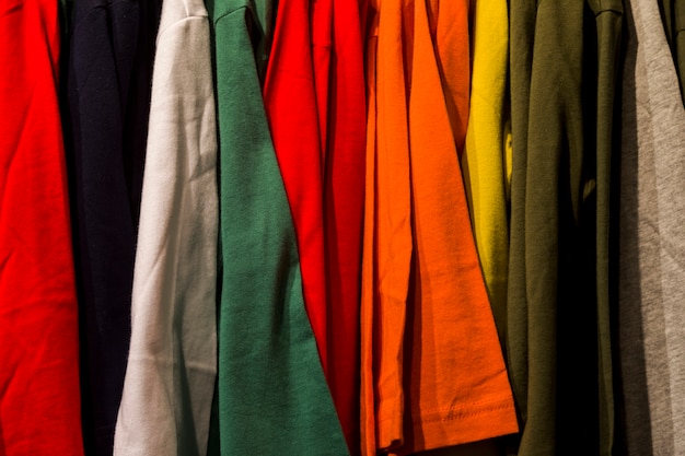 Ubrania w sklepie odzieżowym