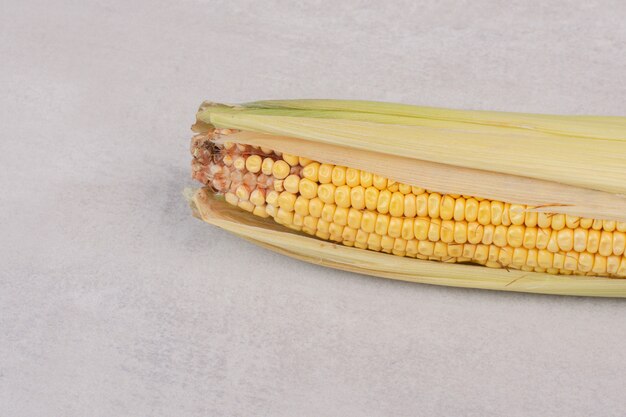 Ucho świeżej kukurydzy na białym tle.
