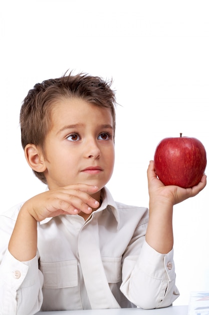 Uczeń podziwiając jego jabłko