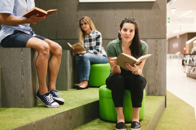 Ucznie czyta książki w bibliotece