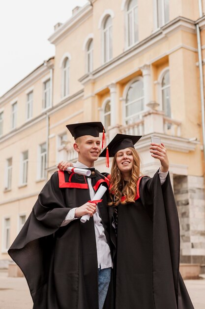 Uczniowie biorący selfie