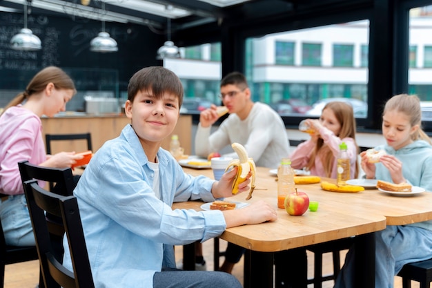 Uczniowie jedzący obiad w stołówce