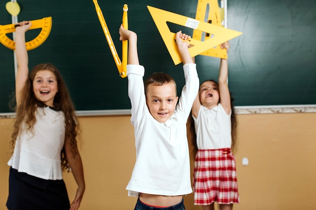 Bezpłatne zdjęcie uczniowie z wyposażeniem na tablicy