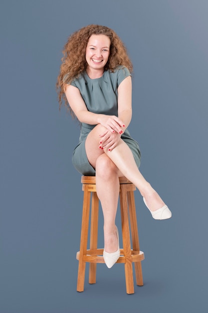 Udana bizneswoman siedząca na drewnianym stołku Praca i kampania kariery