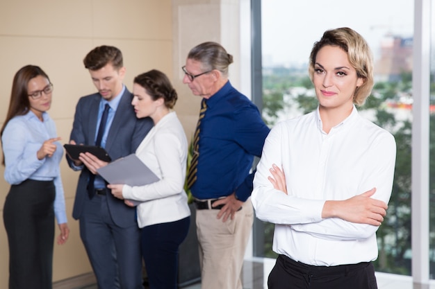 Udane businesswoman stojących z przodu działalności zespołu