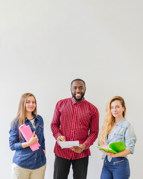 Udane Studentów Pozowanie Z Notebooków