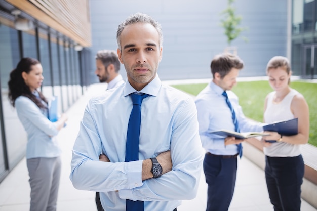 Ufna biznesmen pozycja na zewnątrz budynku biurowego