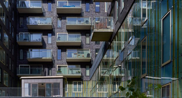Ujęcie budynku mieszkalnego ze szklanymi balkonami w Gershwinlaan Zuidas, Amsterdam