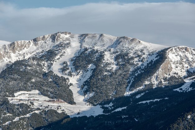 Ujęcie gór pokrytych śniegiem, Pireneje, Andora