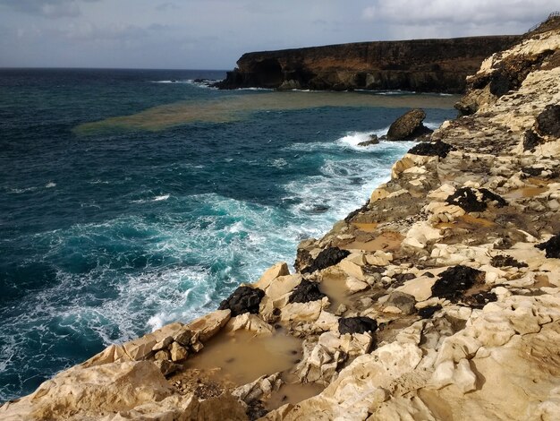 Ujęcie kamienistej plaży Ajuy Playa na wyspie Fuerteventura, Hiszpania.