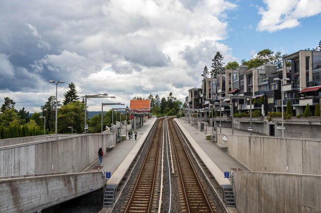 Ujęcie linii kolejowej pociągu w mieście w pochmurny dzień w Holmenkollen w Norwegii