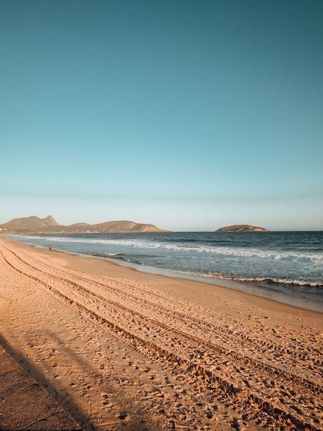 Ujęcie pagórkowatej plaży w pobliżu Rio de Janeiro w Brazylii