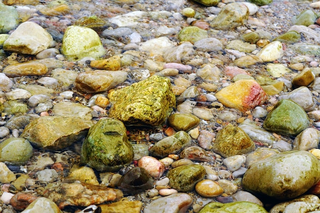 Bezpłatne zdjęcie ujęcie plaży pokrytej wielobarwnymi skałami