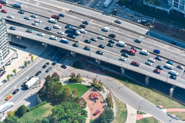 Ujęcie pod dużym kątem autostrady pełnej samochodów zrobionych w Toronto w Kanadzie