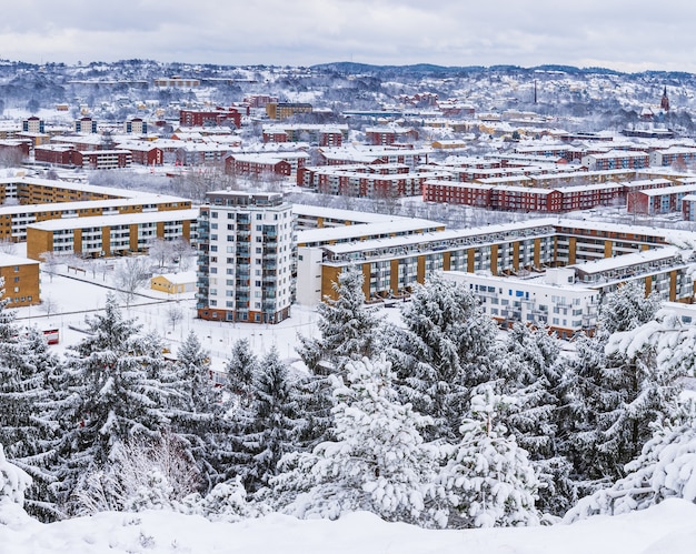 Ujęcie pod dużym kątem pięknej, pokrytej śniegiem dzielnicy mieszkalnej uchwyconej w Szwecji
