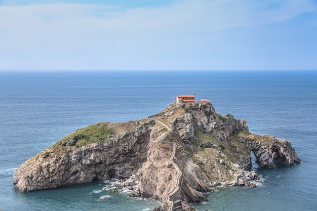 Ujęcie pod wysokim kątem San Juan de Gaztelugatxe w Hiszpanii