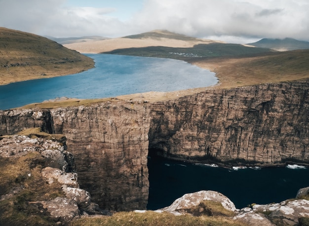 Ujęcie przedstawiające piękną przyrodę Wysp Owczych, jeziora, góry, klify