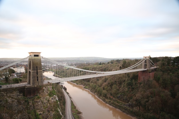 Ujęcie z boku mostu Clifton Suspension Bridge i rzeki w Bristolu w Wielkiej Brytanii