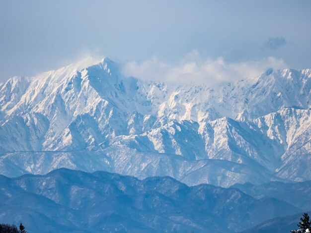 Ujęcie z lotu ptaka japońskich Alp widzianych z górnej części terenu narciarskiego Shiga Kogen