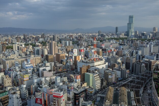 Ujęcie z lotu ptaka japońskiego miasta Osaka z wieloma budynkami,