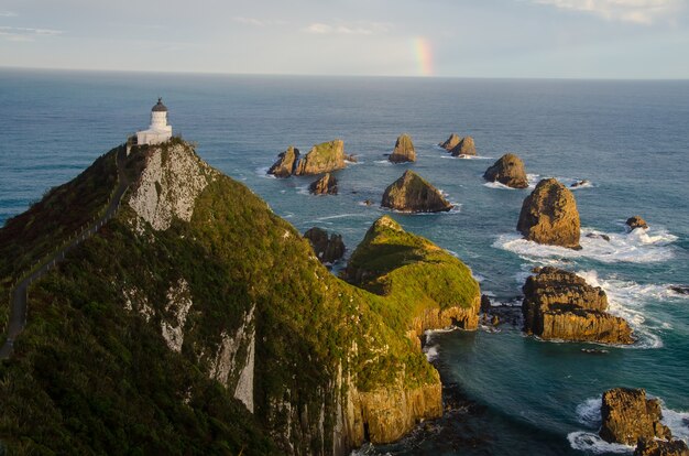 Ujęcie z wysokiego kąta latarni morskiej Nugget Point w Nowej Zelandii