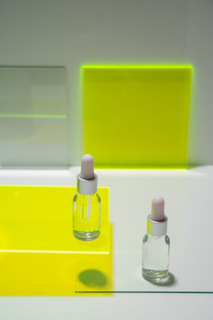 Układ butelek perfum pod wysokim kątem