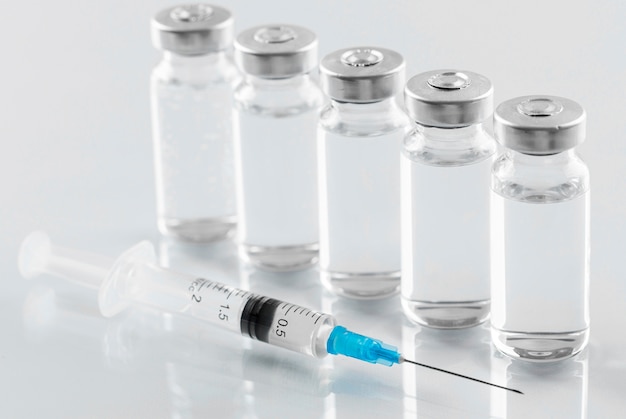 Układ butelek ze szczepionką zapobiegawczą na koronawirusa