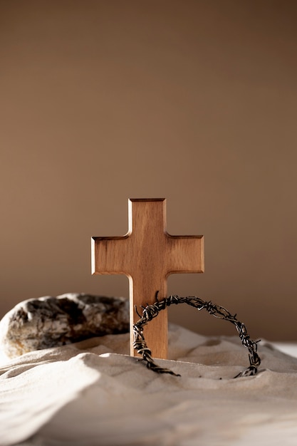 Układ drewnianego krzyża i korony cierniowej