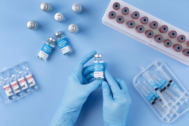 Układ koronawirusa z próbkami krwi i szczepionką