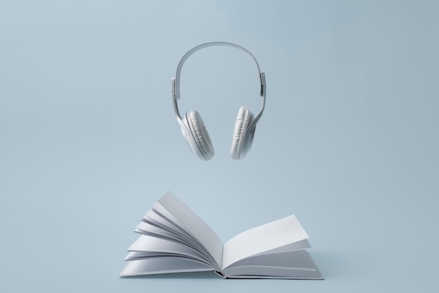Układ książek i słuchawek
