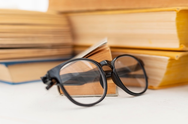 Układ książek z okularami