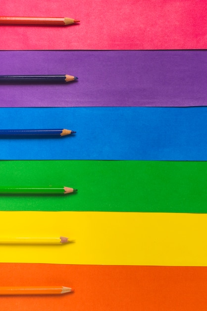 Układ ołówków i jasnej flagi LGBT