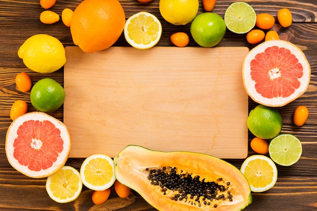 Bezpłatne zdjęcie układ owoców i desek do krojenia