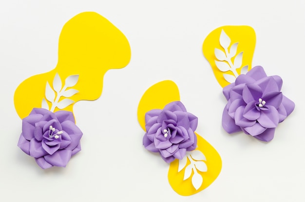 Bezpłatne zdjęcie układ płaski z papierowymi fioletowymi kwiatami
