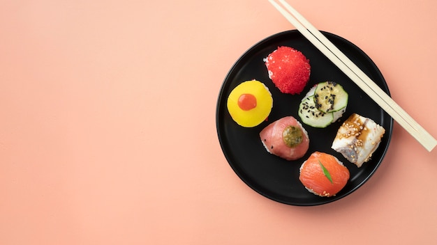 Bezpłatne zdjęcie układ płaskiego posiłku sushi