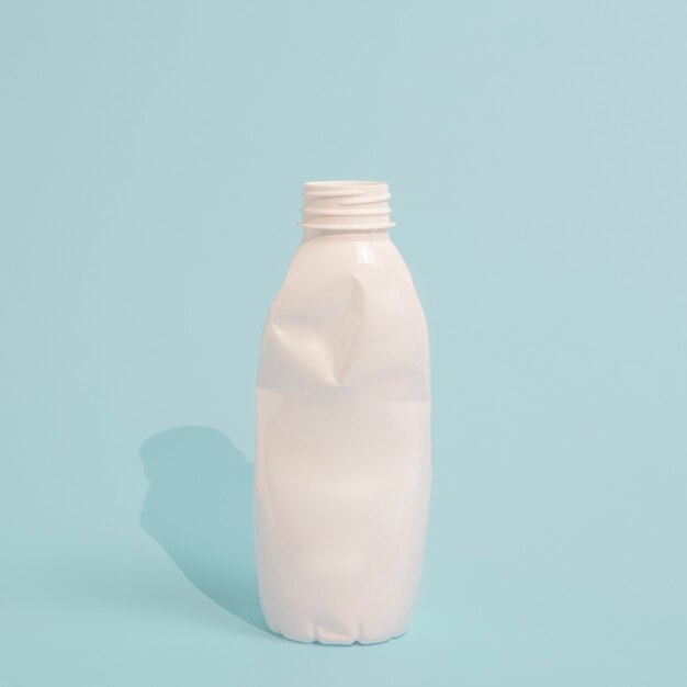 Układ plastikowej butelki nie przyjaznej środowisku